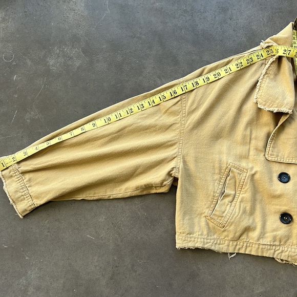 Cropped light cargo jacket. - Picture 4 of 7